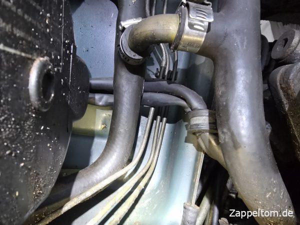 3 Bremsleitungen hinter dem Kabelbaum