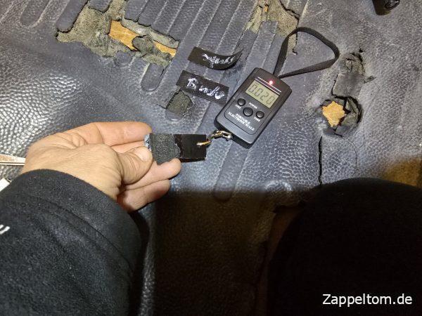 Abgerissene Klebestelle mit Schwanheimer Industriekleber