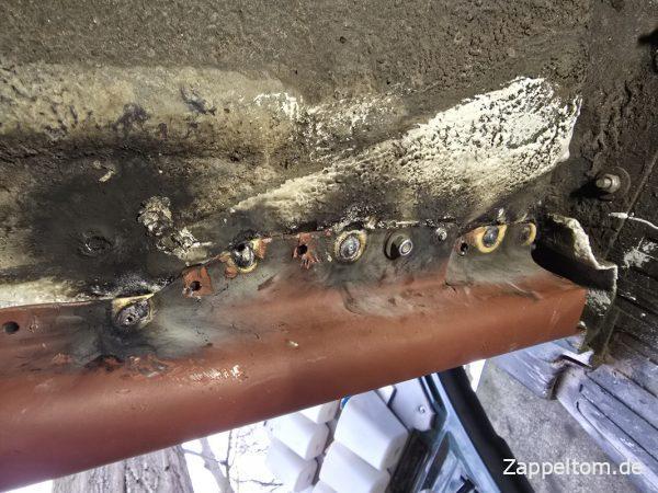 Angstschrauben und Schweißpunkte am Einstieg