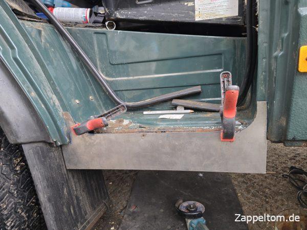 Anprobe des Reparaturblechs für die Trittstufe