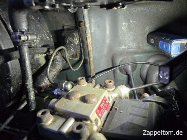 Anschluss der Bremsleitung Beifahrer an Position 2.3 des ABS-Blocks