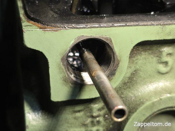 Aufgepresste Leckölleitung am Zylinderkopf