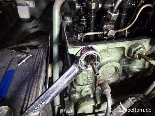 Ausbau Leckölleitung am Zylinderkopf