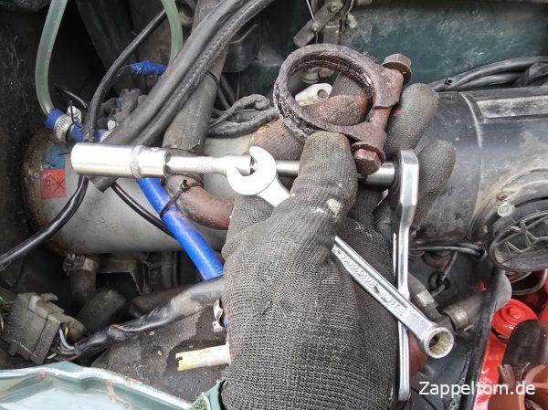 Ausbau der alten Schelle des Abgasrohrs der Webasto-Standheizung