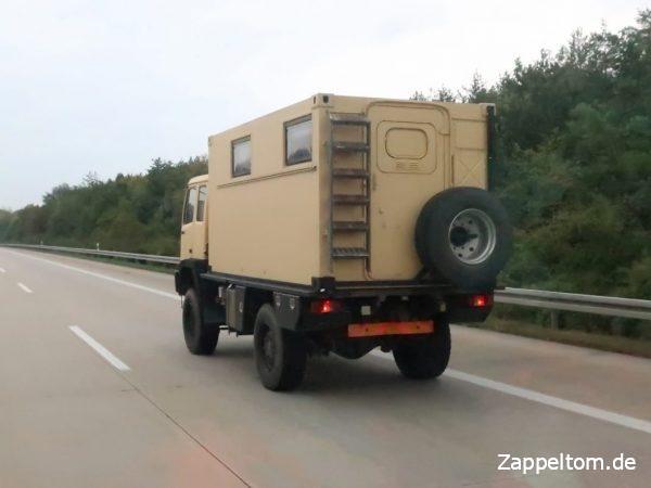Ausgebauter Zeppelin-Shelter FM2 als Ladung auf Steyr 12M18