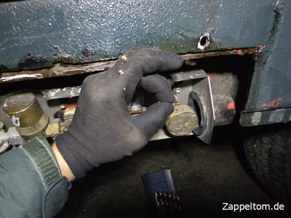 Ausmessen des Gucklochs für die Füllstandsanzeige