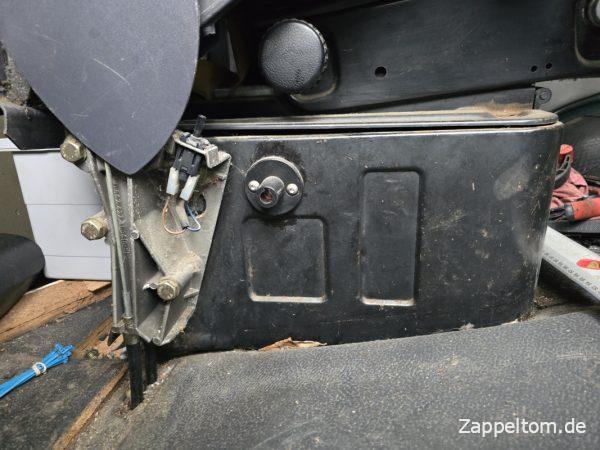 Befestigung der Handbremse am Batteriekasten