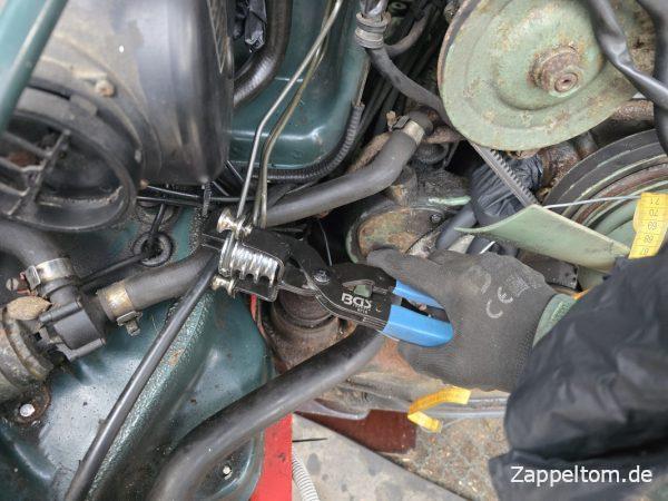 Biegen der neuen Bremsleitung am Mercedes T2N