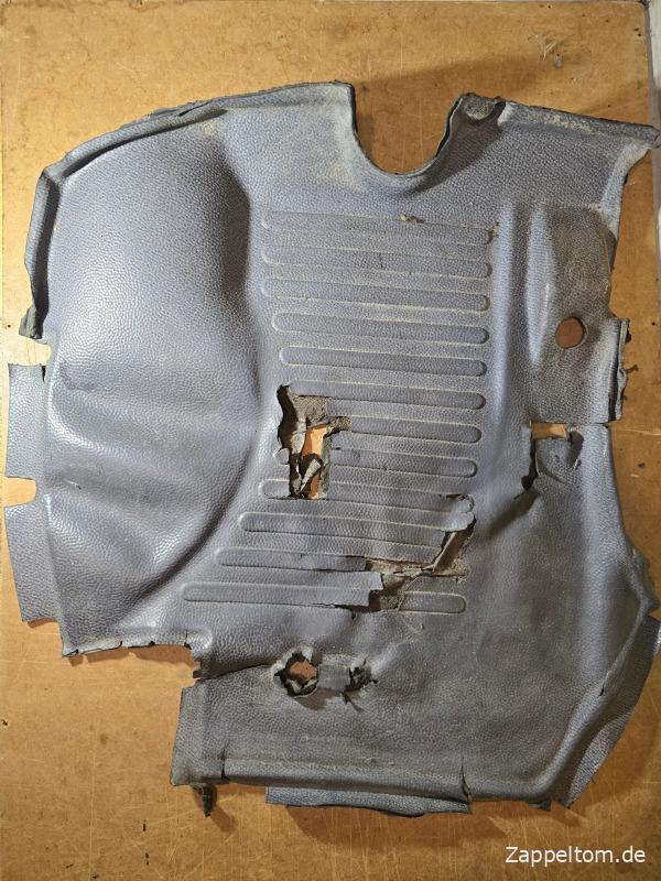 Defekte Fahrerfußmatte Mercedes 711D