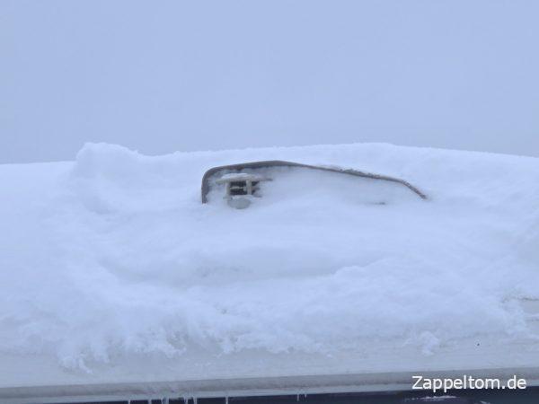 Eingeschneiter Abgasschornstein der Truma Gasheizung
