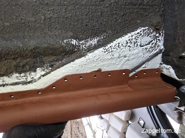 Einpassen des Reparaturblechs am Einstieg