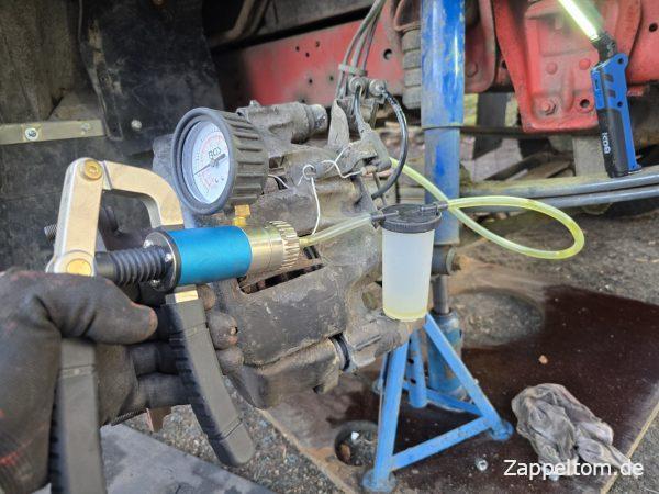 Entlüften der Bremsleitung vorn rechts