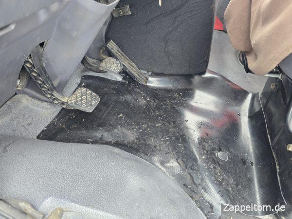 Fußmatte im Mercedes T2N kleben und reparieren