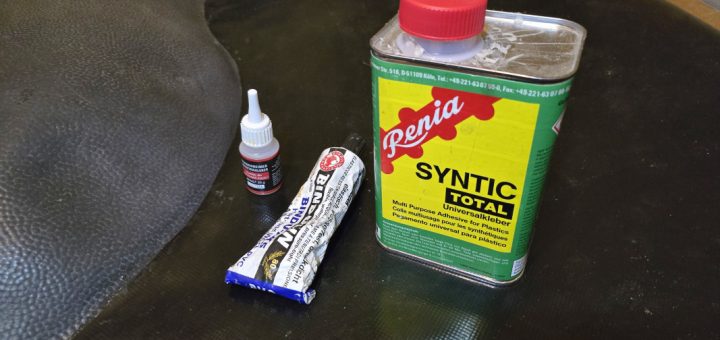 Klebertest der Fußmatte im Mercedes 711D mit LKW-Plane