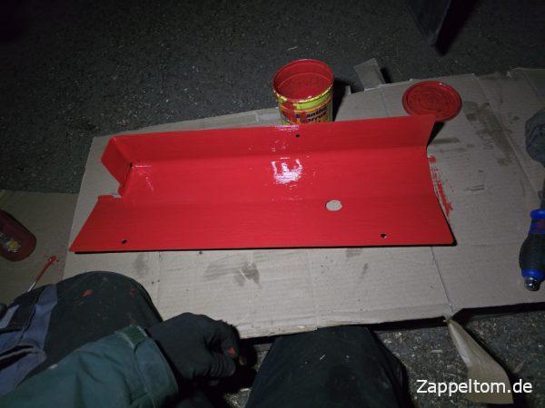Lackieren der Innenseite der Gaskastenabdeckung mit Brantho Korrux 3in1