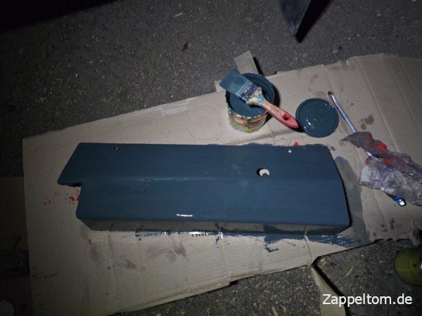 Lackieren der Innenseite der Gaskastenabdeckung mit Brantho Korrux 3in1 Schwarzgrün