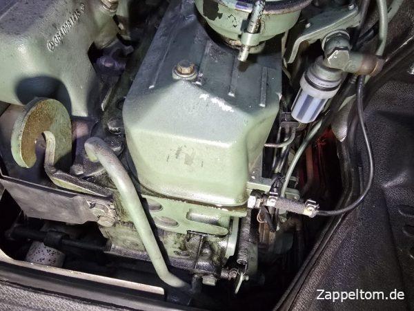 Laufender Diesel zwischen Ventildeckelhaube und