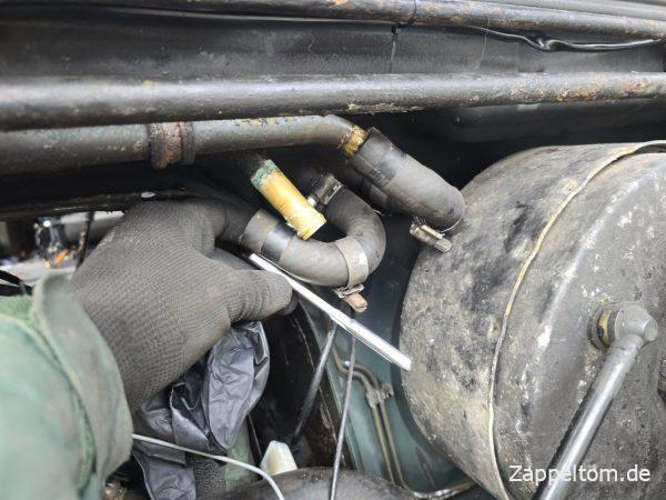 Lösen der Heizungsschläuche vor den Bremsleitungen