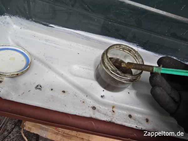 Nachbehandlung der Schweißstellen mit der Owatrol-Spritze