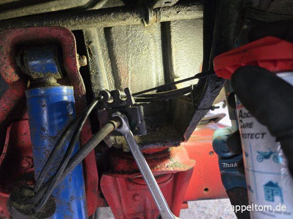 Rostlöser Addinol Care Protect an der Bremsleitung