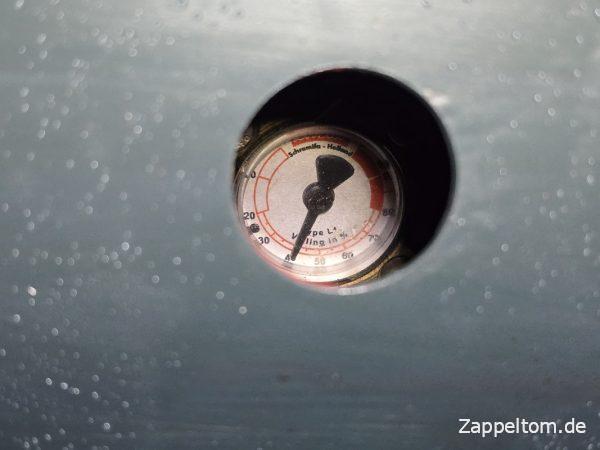 Schauloch Füllstandsanzeige am Gastank