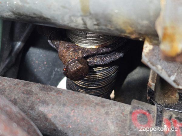 Schelle des alten Abgasrohrs der Webasto-Standheizung