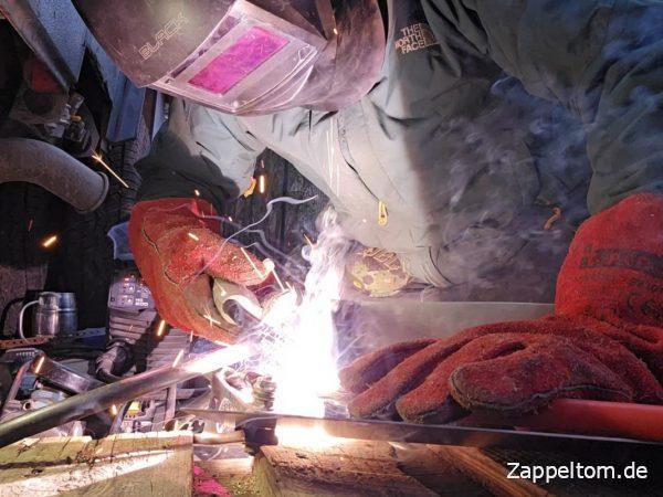 Schweißen der seitlichen Gaskastenabdeckung