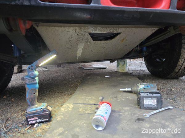 Unterfahrschutz demontieren Mercedes 711D