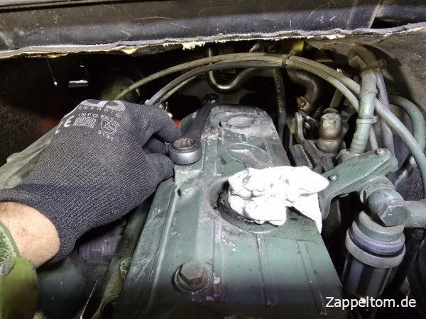 Zylinderkopfhaube abschrauben OM 364A