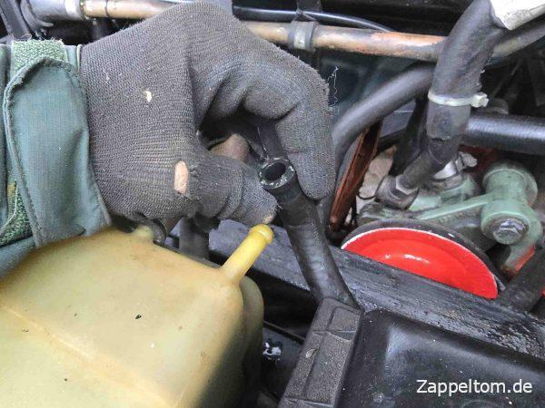 Abgezogener Kühlmittelschlauch Ausgleichsbehälter