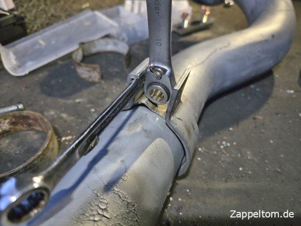 Aufspreizen der Klemmschelle
