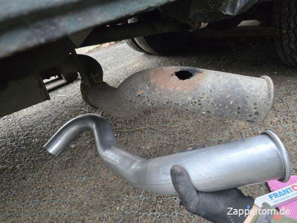 Erste Anprobe Endrohr am Mercedes 711D