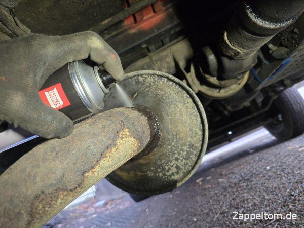 Klemmschraube Endrohr mit Rostlöser einsprühen