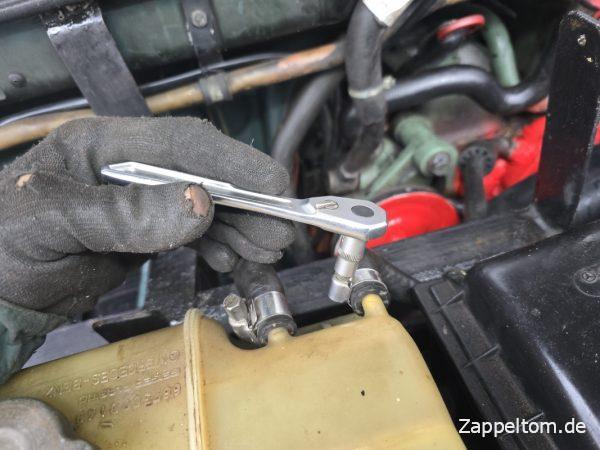 Kühlmittelschlauch Ausgleichsbehälter lösen
