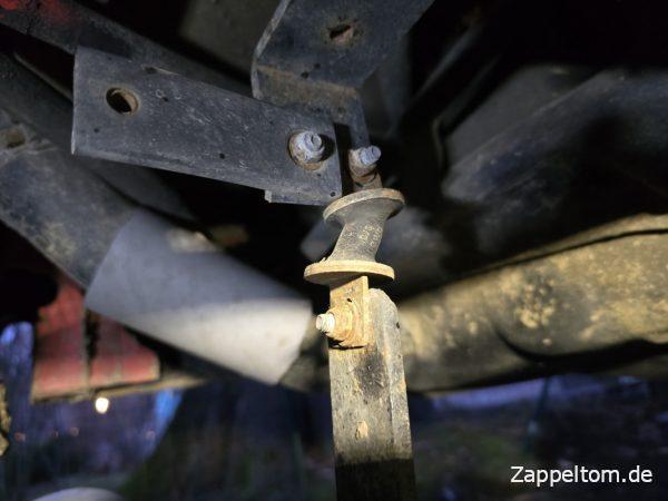 Nicht standardmäßige Auspuffaufhängung am Mercedes 711D