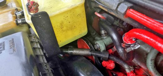 Scheuergefahr Kühlmittelschlauch Ausgleichsbehälter