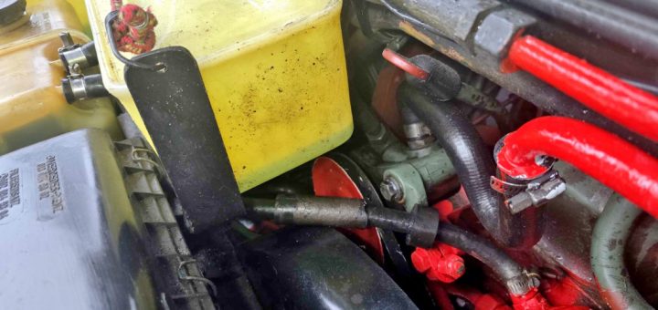 Scheuergefahr Kühlmittelschlauch Ausgleichsbehälter