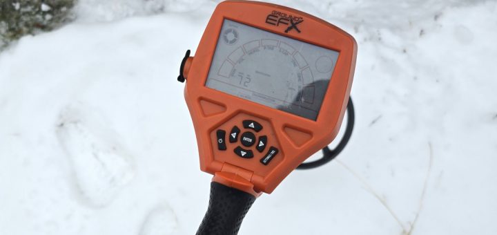 Handy im Schnee mit Metalldetektor suchen