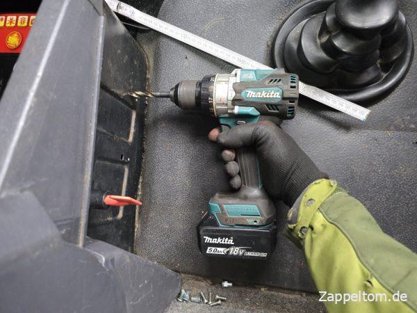 Löcher für die Nietmuttern bohren