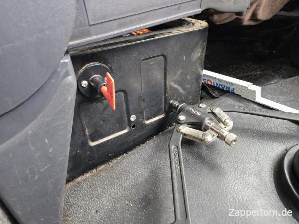 Nietmuttern für den Teetassenhalter setzen