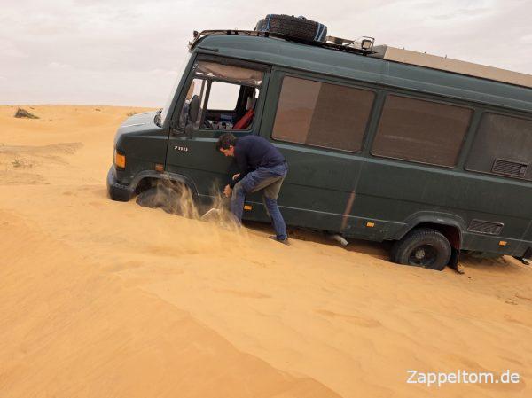 Teetasse läuft bei Wohnmobil in Schräglage über
