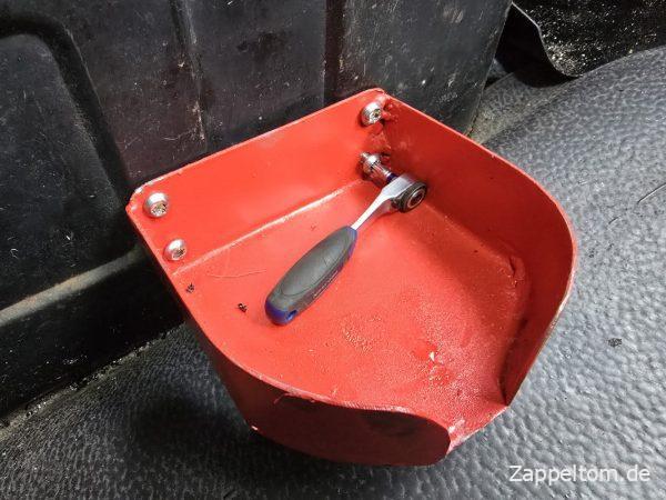 Teetassenhalter anschrauben