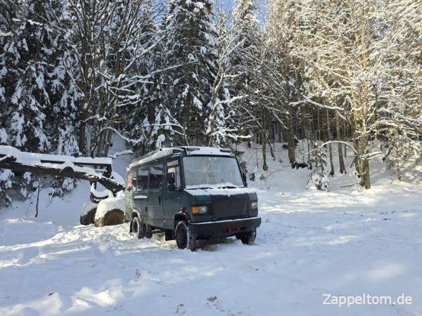 Wohnmobilstellplatz im Schnee