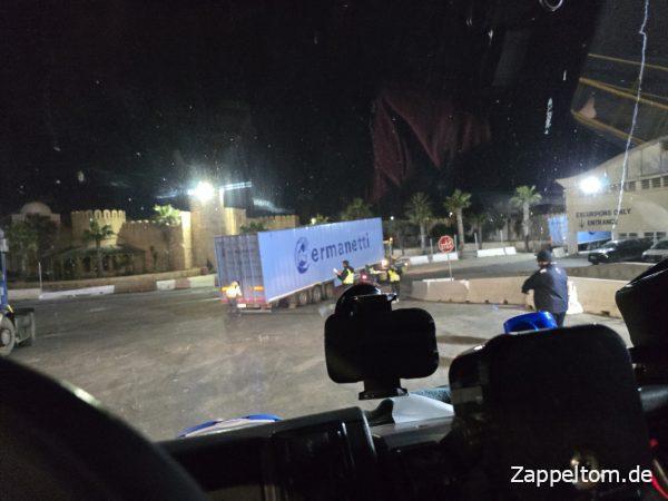 21.34 Uhr Ausfahrt in den Hafen Tunis