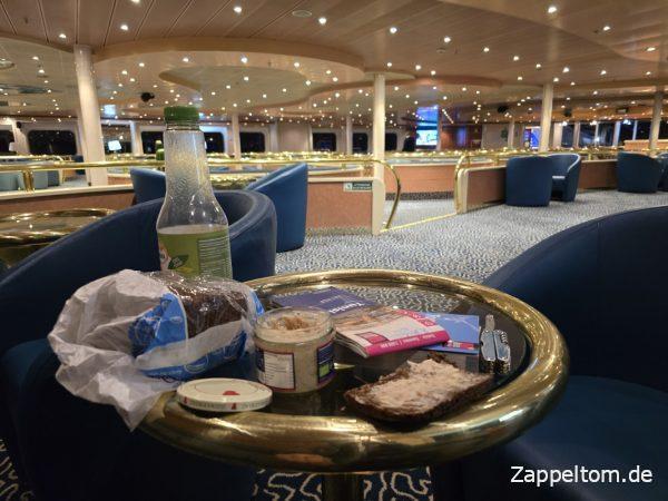 Abendbrot im Salon der Fähre von Genua nach Tunis