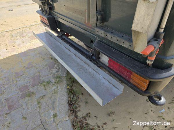 Anprobe des Versandmetall-Heckträgers für zwei Räder
