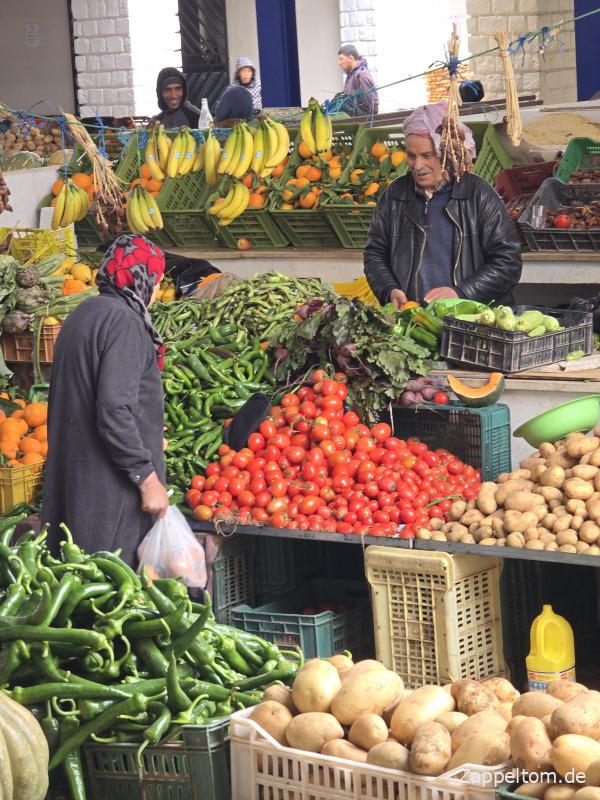 Einkauf im Gemüsemarkt Maktar