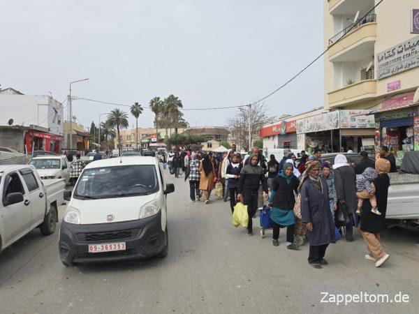 Enge Straßen am Markttag in Nefza