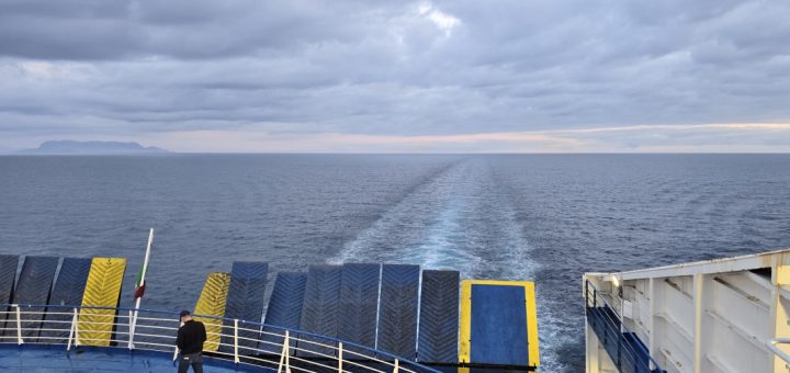 Fähre Genua - Tunis auf dem Mittelmeer vor Sardinien