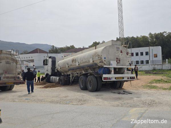 Festgefahrener Tanklastzug in Tabarka